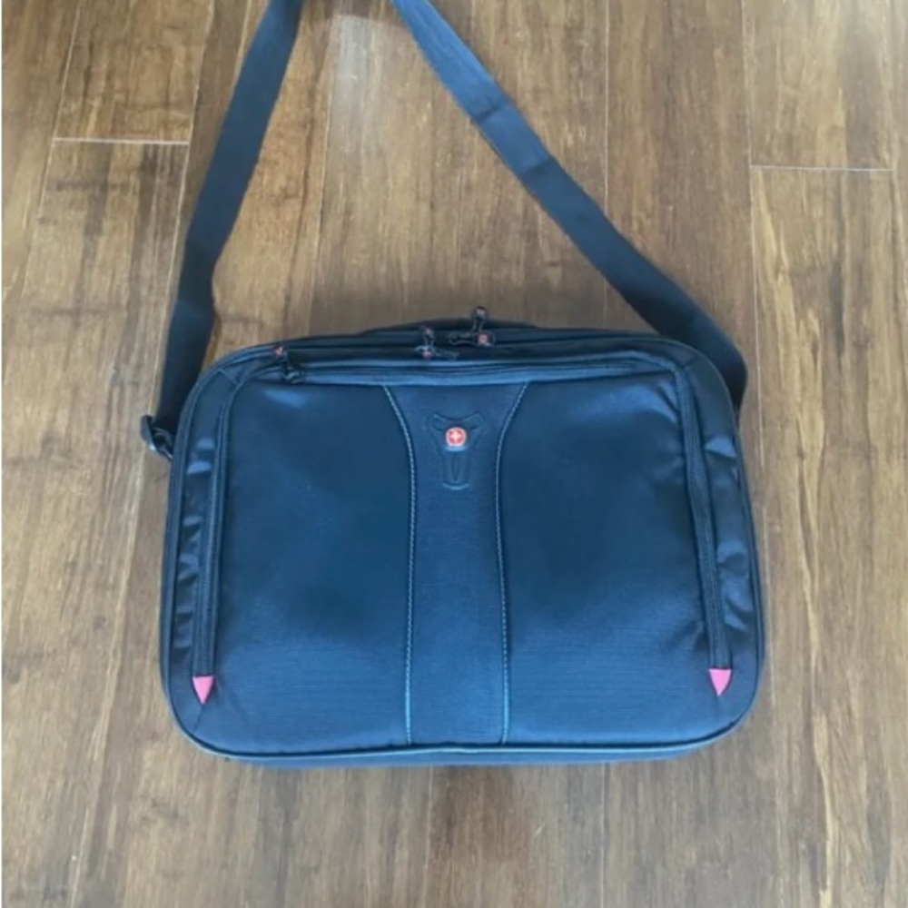 Swiss Army WENGER 17" Laptop Slimcase - Black. Excellent conditions.